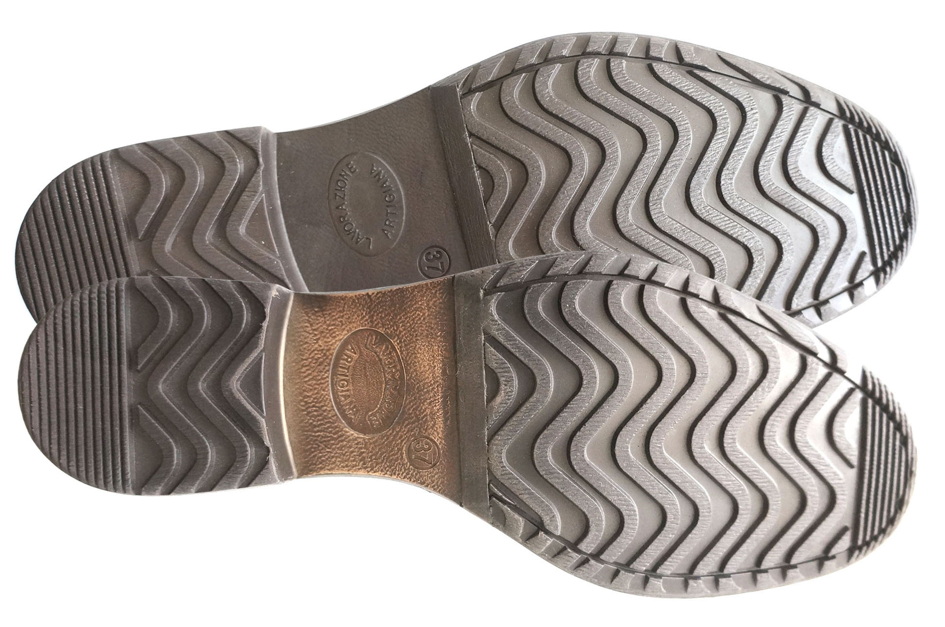 PODESZWA Z LAKIEROWNYM I PRZECIERANYM ŚRÓDSTOPIEM